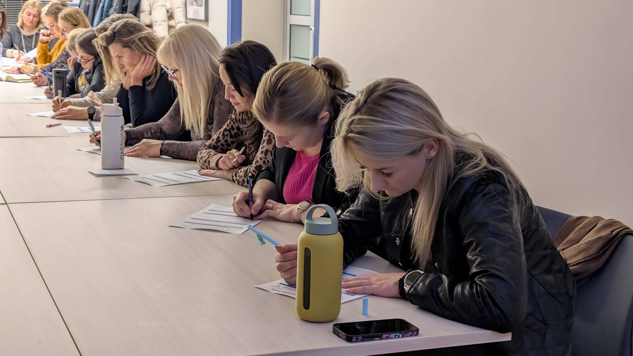 Uczestniczki wykonujące ćwiczenia podczas warsztatów