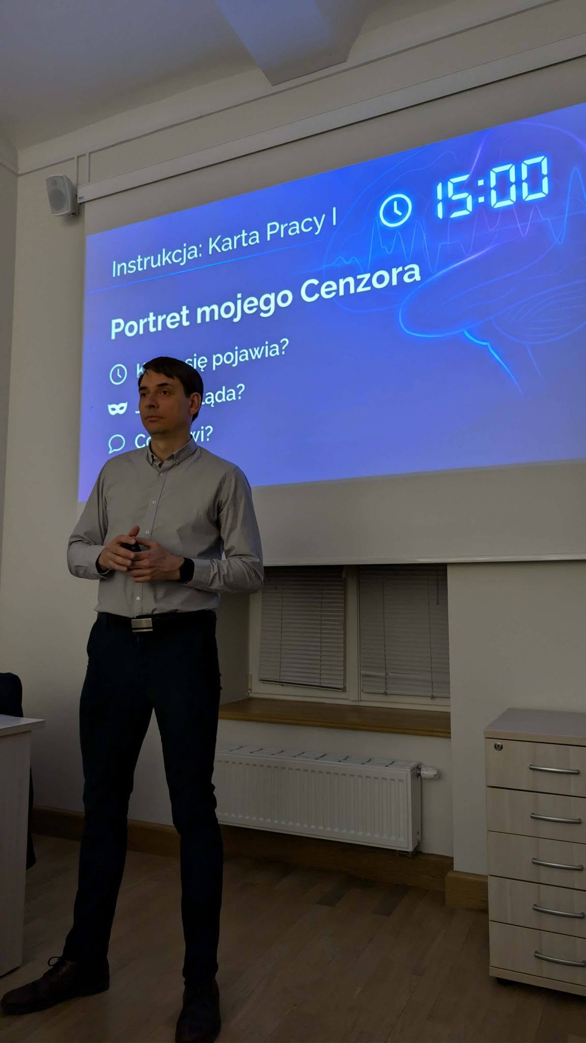 Kamil Borowy prowadzi warsztaty o wewnętrznym krytyku